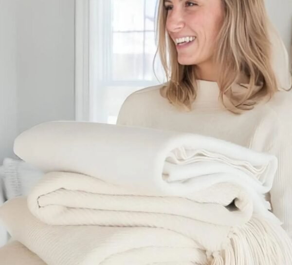 Blanket made with the best quality alpaca wool - premium alpaca wool blanket - soft and cozy blanket - White Blanket - Imagen 2