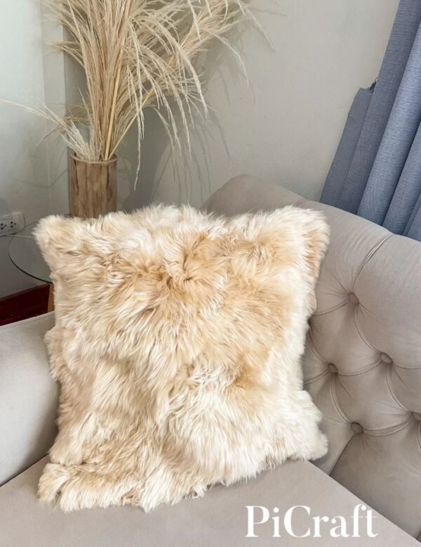 Alpaca cushion cover 20" x 20" / fur pillow / pillow / Alpaca fur / Luxurious cushion /alpaca Beige pillow / alpaca throw pillow / handmade - Imagen 2