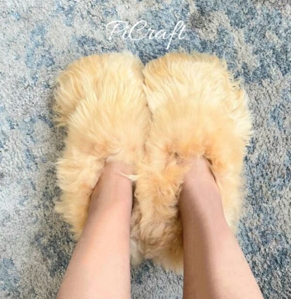 Luxury alpaca slippers - 100% fur- unisex slippers- winter slippers - fluffy fur slippers - home slippers - Beige slippers - very soft touch - Imagen 3