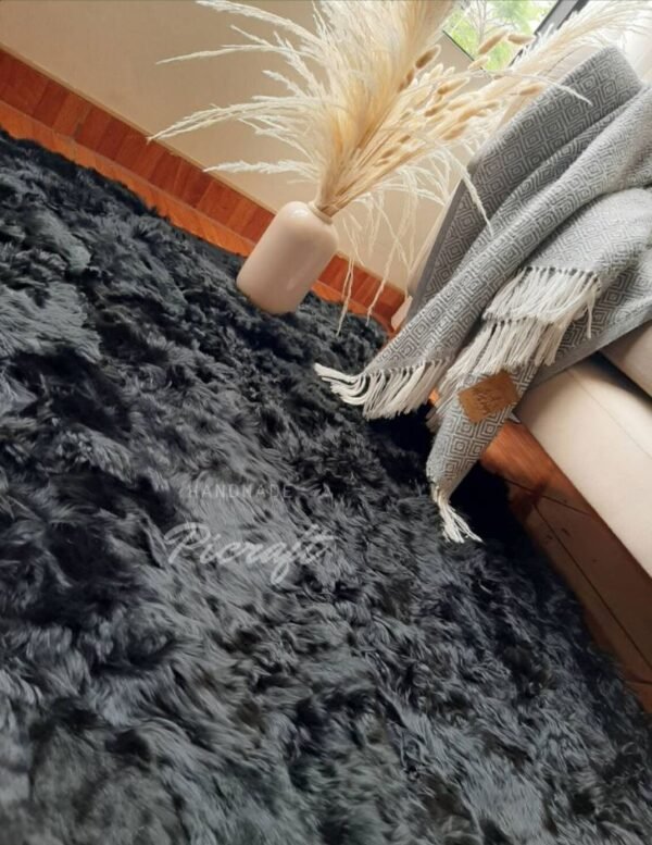 Luxury Black alpaca rug - fur rug - alpaca rug - soft rug - 100% fur - handmade - Imagen 4