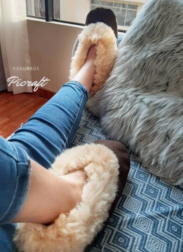 Luxury alpaca slippers - 100% fur- unisex slippers- winter slippers - fluffy fur slippers - home slippers - Brown slippers - very soft touch - Imagen 4